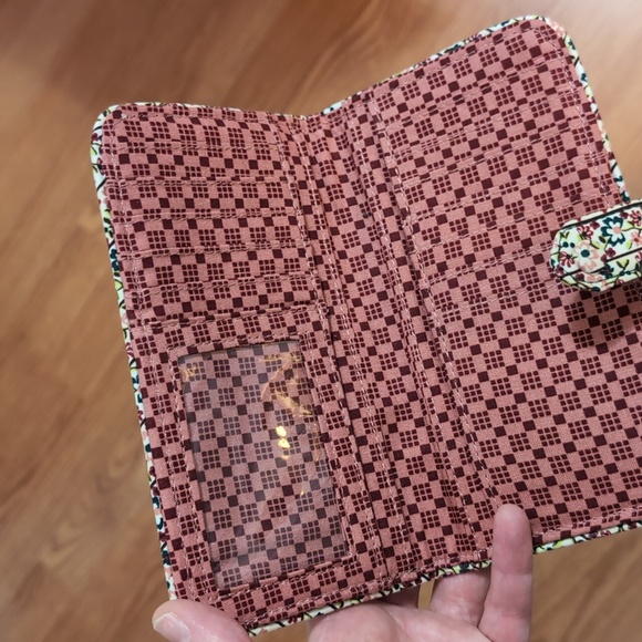 Vera Bradley Floral Green Red Misteltoe Quilted Women's Wallet - Picture 4 of 6